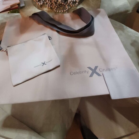 New Never Used Celebrity Tote with Leather stitched Card Holder - Picture 7 of 7